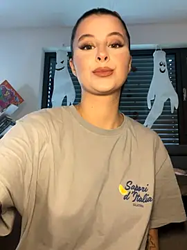 Snapshot of Mia-Minou chatting on 10.11.25 Mia-Minou online show from 10.11.25