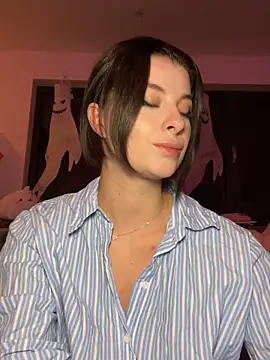 Snapshot of Mia-Minou chatting on 10.16.25 Mia-Minou online show from 10.16.25