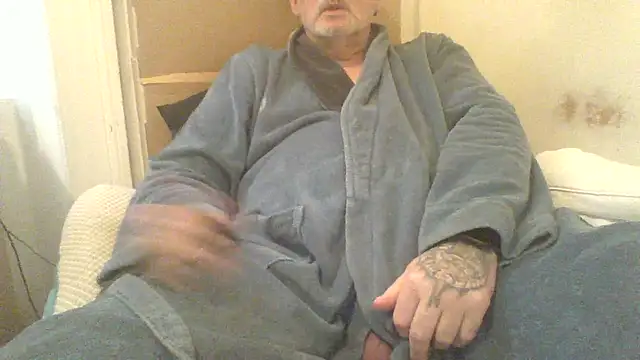 Snapshot of oldenglishguy chatting on 10.26.25 oldenglishguy online show from 10.26.25