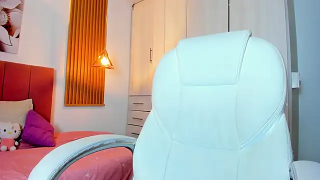 Snapshot of mia_nevaeh chatting on 01.04.25 mia nevaeh online show from 01.04.25