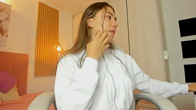 Snapshot of mia_nevaeh chatting on 01.05.25 mia nevaeh online show from 01.05.25