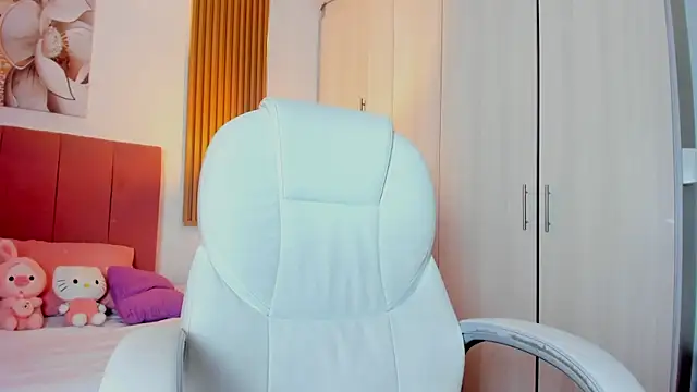 Snapshot of mia_nevaeh chatting on 01.18.25 mia nevaeh online show from 01.18.25