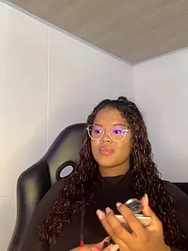 Snapshot of antonella_19x chatting on 12.14.24 antonella 19x online show from 12.14.24