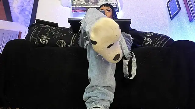 Snapshot of vivi-honey chatting on 12.21.24 vivi-honey online show from 12.21.24