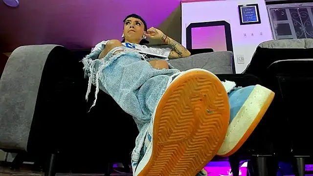 Snapshot of vivi-honey chatting on 10.02.25 vivi-honey online show from 10.02.25