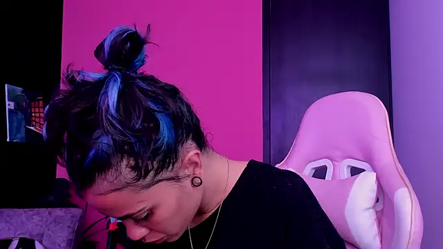 Juanadearco5 online show from 10.24.25