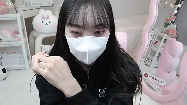 momo room online show from 01.19.25