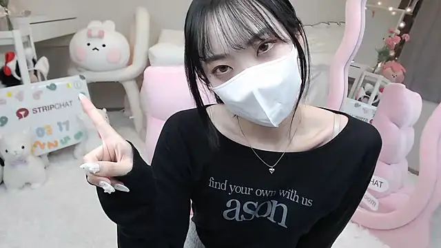 momo room online show from 03.17.25