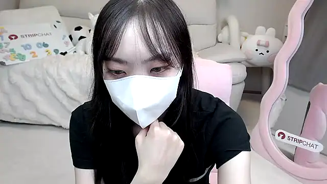 momo room online show from 10.06.25