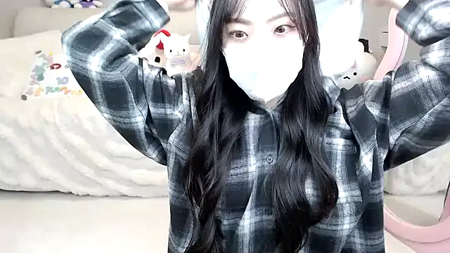 momo room online show from 10.25.25