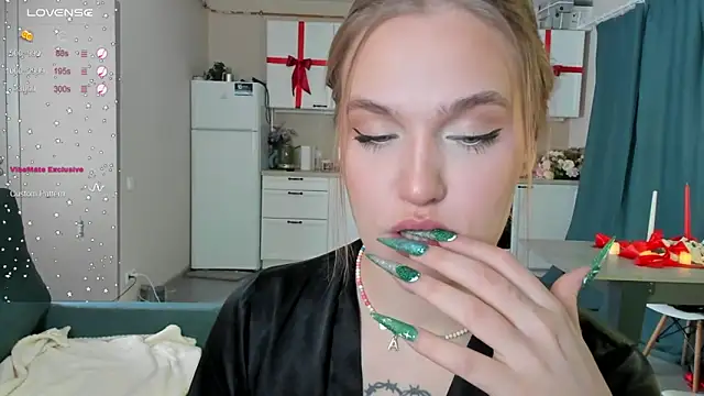 CarolineLovers online show from 12.24.24