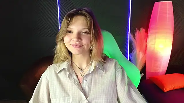 Snapshot of LitaBrom chatting on 09.21.25 LitaBrom online show from 09.21.25