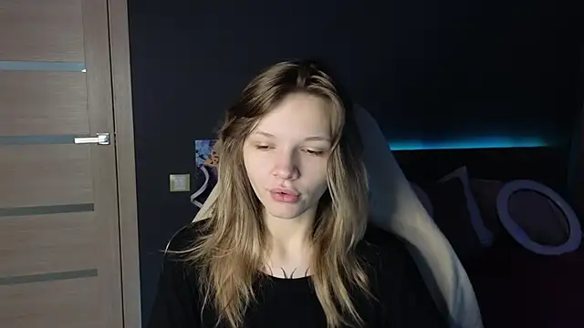 Snapshot of LitaBrom chatting on 10.03.25 LitaBrom online show from 10.03.25