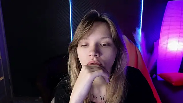 Snapshot of LitaBrom chatting on 10.05.25 LitaBrom online show from 10.05.25