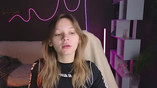 Snapshot of LitaBrom chatting on 10.10.25 LitaBrom online show from 10.10.25