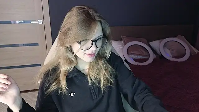 Snapshot of LitaBrom chatting on 10.18.25 LitaBrom online show from 10.18.25