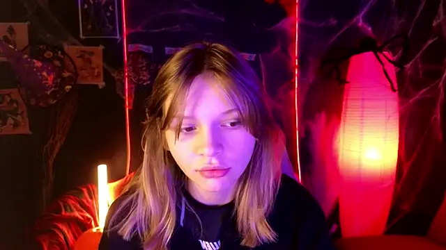 Snapshot of LitaBrom chatting on 10.19.25 LitaBrom online show from 10.19.25