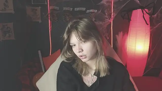 Snapshot of LitaBrom chatting on 10.20.25 LitaBrom online show from 10.20.25