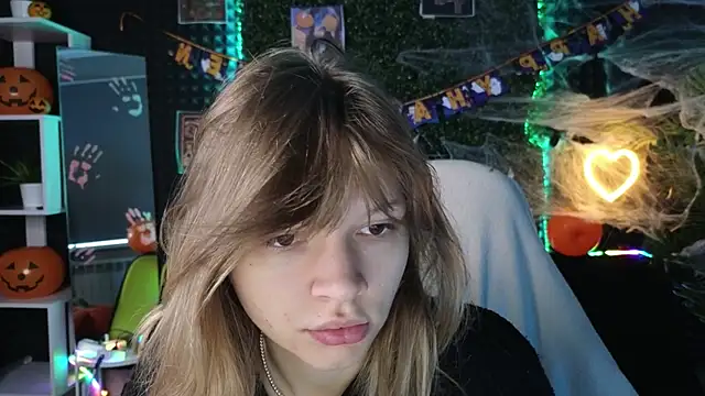 Snapshot of LitaBrom chatting on 10.21.25 LitaBrom online show from 10.21.25