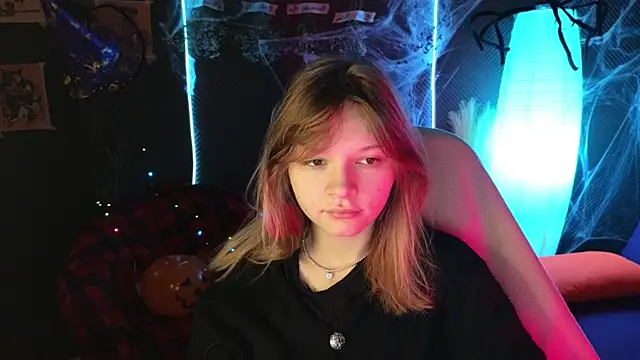 Snapshot of LitaBrom chatting on 10.23.25 LitaBrom online show from 10.23.25