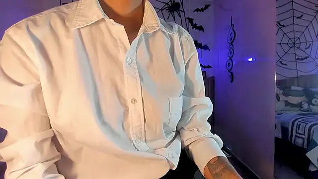 Snapshot of IamNayuta chatting on 10.24.25 IamNayuta online show from 10.24.25