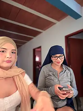 lalilamassu1 online show from 11.04.25