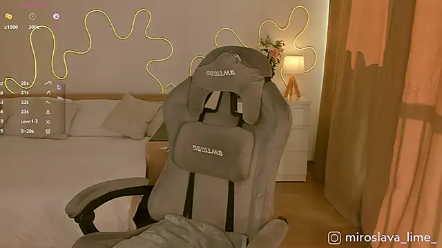 Snapshot of MiroslavaLime chatting on 03.22.25 MiroslavaLime online show from 03.22.25