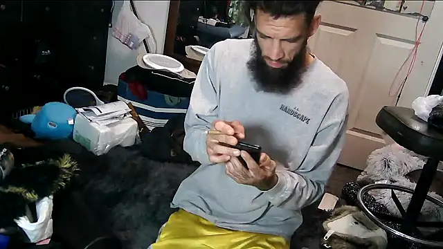 Snapshot of Robriguezxxx chatting on 10.21.25 Robriguezxxx online show from 10.21.25