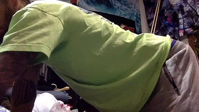 Snapshot of Robriguezxxx chatting on 10.24.25 Robriguezxxx online show from 10.24.25