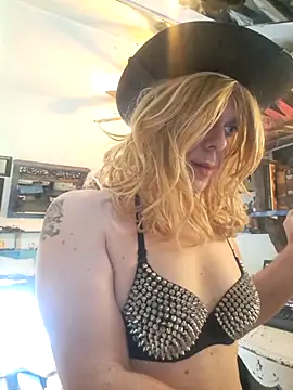 Snapshot of ditchwaterbitch chatting on 10.28.25 ditchwaterbitch online show from 10.28.25