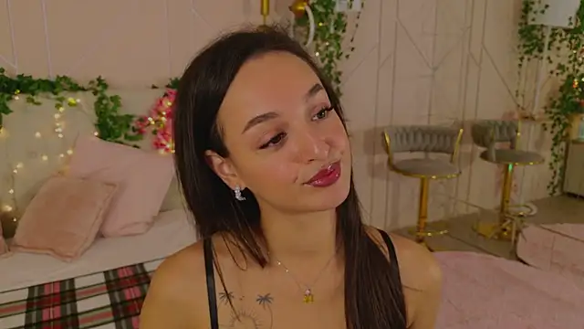 Snapshot of Lolly_Neal chatting on 10.08.25 Lolly Neal online show from 10.08.25