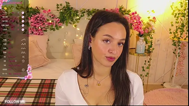 Snapshot of Lolly_Neal chatting on 10.15.25 Lolly Neal online show from 10.15.25