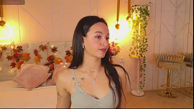 Snapshot of Lolly_Neal chatting on 10.30.25 Lolly Neal online show from 10.30.25