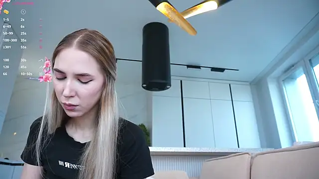 Snapshot of heidas_dream chatting on 09.22.25 heidas dream online show from 09.22.25