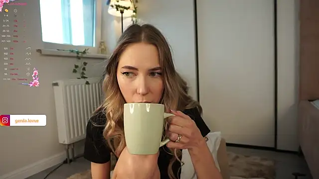 Snapshot of heidas_dream chatting on 10.05.25 heidas dream online show from 10.05.25