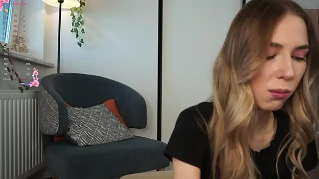 Snapshot of heidas_dream chatting on 10.08.25 heidas dream online show from 10.08.25