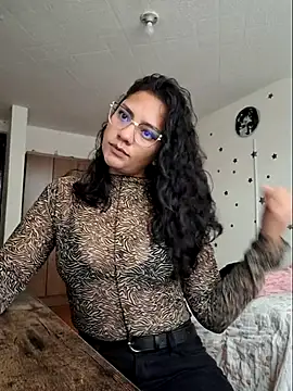 Thaliacooper  online show from 10.17.25