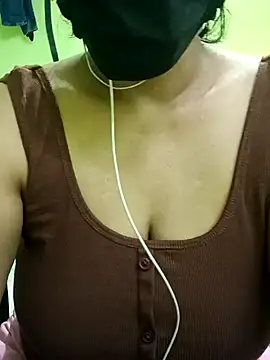 Snapshot of Aishu-tamil09 chatting on 12.17.24 Aishu-tamil09 online show from 12.17.24