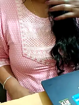 Snapshot of Aishu-tamil09 chatting on 10.31.25 Aishu-tamil09 online show from 10.31.25