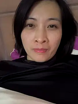 Snapshot of Sweets24 chatting on 12.28.24 Sweets24 online show from 12.28.24