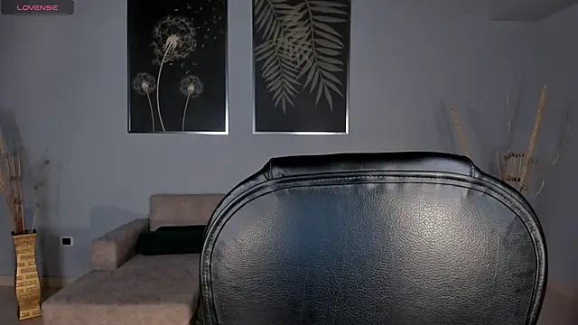 Snapshot of KatieStonne chatting on 10.28.25 KatieStonne online show from 10.28.25