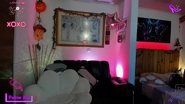 Snapshot of LauGrayJ chatting on 03.09.25 LauGrayJ online show from 03.09.25