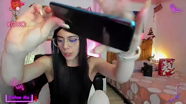 Snapshot of LauGrayJ chatting on 03.11.25 LauGrayJ online show from 03.11.25