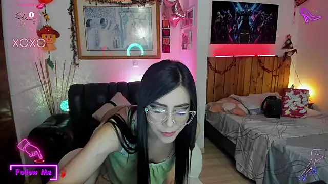 Snapshot of LauGrayJ chatting on 03.18.25 LauGrayJ online show from 03.18.25