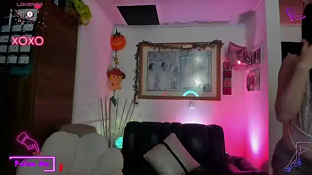 Snapshot of LauGrayJ chatting on 03.18.25 LauGrayJ online show from 03.18.25