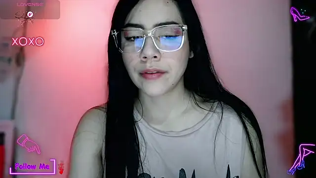 Snapshot of LauGrayJ chatting on 10.12.25 LauGrayJ online show from 10.12.25