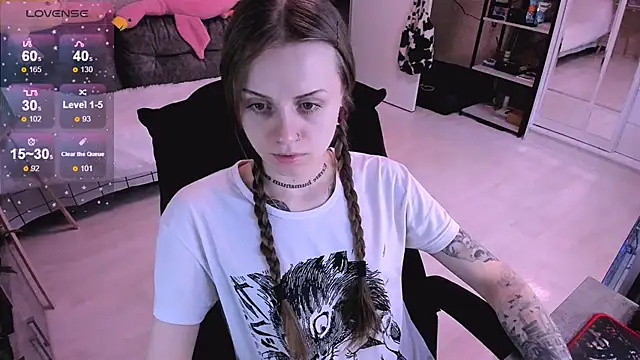 Snapshot of NaniMoore chatting on 01.11.25 NaniMoore online show from 01.11.25