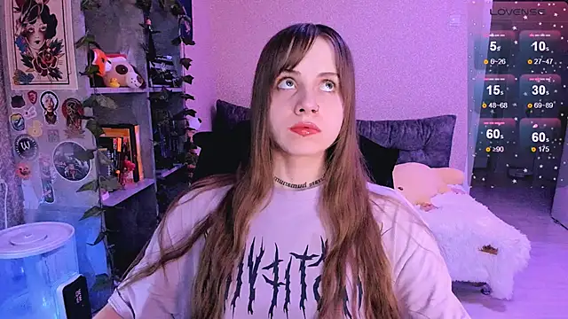 Snapshot of NaniMoore chatting on 02.07.25 NaniMoore online show from 02.07.25