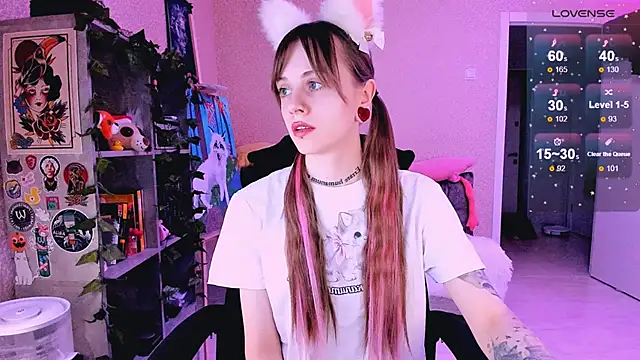 Snapshot of NaniMoore chatting on 03.04.25 NaniMoore online show from 03.04.25