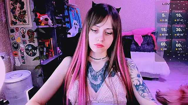 Snapshot of NaniMoore chatting on 03.05.25 NaniMoore online show from 03.05.25